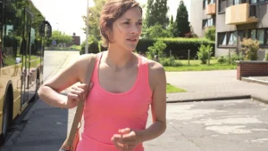 Marion Cotillard w scenie z filmu "Dwa dni, jedna noc" braci Dardenne