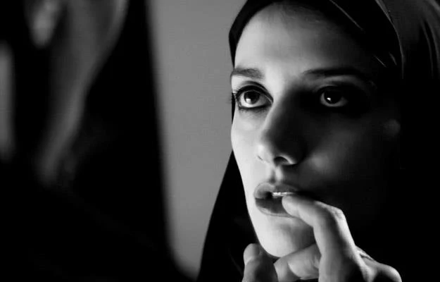 Kadr z filmu "A Girl Walks Home Alone at Night" Kadr z filmu "A Girl Walks Home Alone at Night"