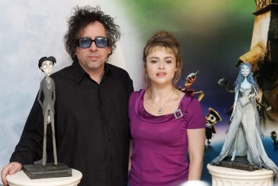 Tim Burton z żoną Heleną Bonham-Carter pozują w Paryżu do zdjęcia z replikami postaci z animacji "Gnijąca panna młoda", 27 września 2005