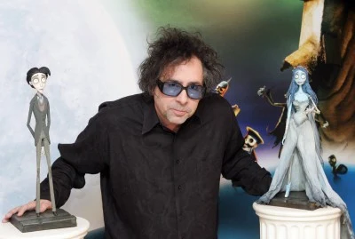 Tim Burton pozuje w Paryżu z replikami postaci z animacji "Gnijąca panna młoda", 27 września 2005