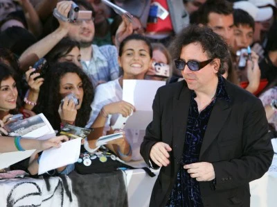 Tim Burton rozdaje autografy w podczas festiwalu w Wenecji, 7 września 2005