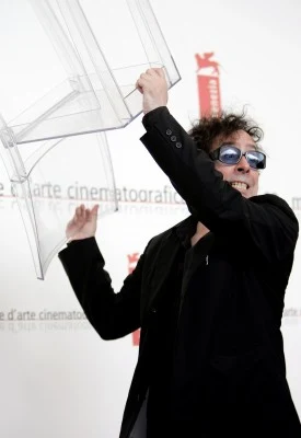 Tima Burtona portret z krzesłem podczas festiwalu w Wenecji, 7 września 2005