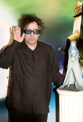 Tim Burton pozdrawia fanów. Tuż obok makieta postaci Heleny Bonham-Carter z filmu "Gnijąca panna młoda", 27 września 2005