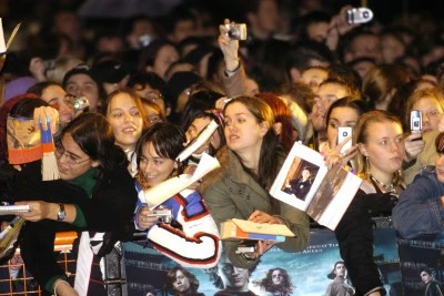 Fani czekający na swych idoli przed premierą filmmu "Harry Potter i Czara Ognia"
