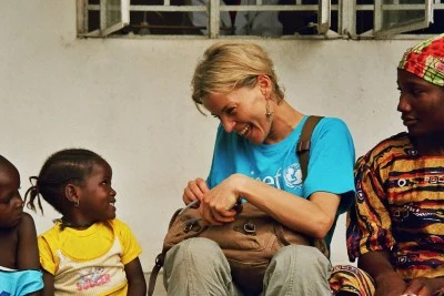 Małgorzata Foremniak z dziećmi z Sierra Leone - fot. UNICEF