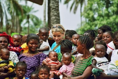 Małgorzata Foremniak z dziećmi z Sierra Leone - fot. UNICEF
