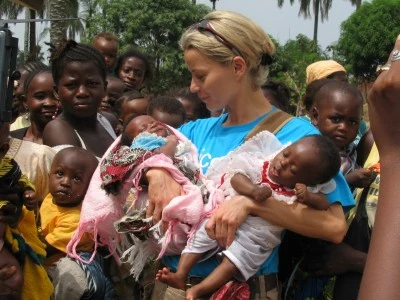 Małgorzata Foremniak z dziećmi z Sierra Leone - fot. UNICEF