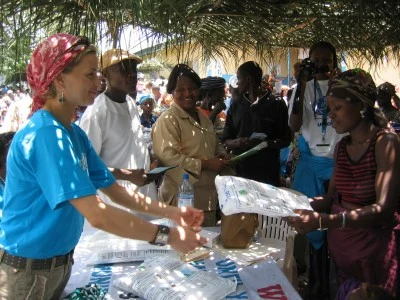 Małgorzata Foremniak.przekazuje moskitierę, która chroni dzieci przed malarią - fot. UNICEF