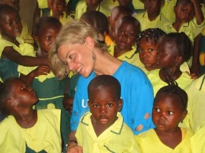 Małgorzata Foremniak z dziećmi z Sierra Leone - fot. UNICEF