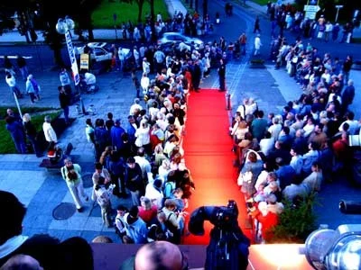 Wieczór otwarcia festiwalu - czerwony dywan czeka na gwiazdy
