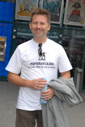 Andrzej Saramonowicz wykorzystał tiszert jako powierzchnię reklamową swego nowego filmu "Lejdis" - fot. Andrzej Szilagyi / MWMedia