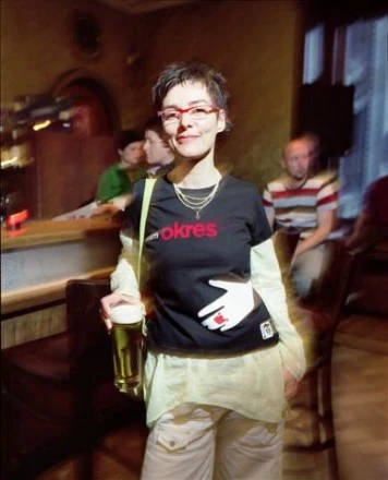 Kazimiera Szczuka jako żywa reklama akcji "Tiszert dla Wolności" - fot. tiszert.fc.pl