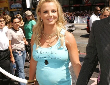 Britney Spears informuje nas o "złotym bilecie" - fot. AFP