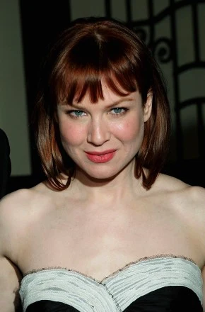 Nie wszystkie kreacje i fryzury Renee Zellweger okazywały się strzałem w dziesiątkę - fot. Evan Agostini / Getty Images