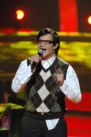 W "jak Oni śpiewają" był "najsłabszym ogniwem", ale podbił serca widzów i jurorów sympatyczną bezpretensjonalnością - fot. Marek Ulatowski