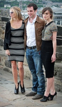Matthew Rhys, Sienna Miller i Keira Knightley