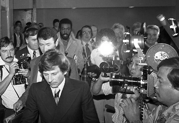 Roman Polański w trakcie głóśnego procesu o gwałt na nieletniej - kadr z filmu "Roman Polański: Wanted and Desired"