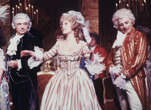 W paryskim "Amadeuszu", jako Mozart (P) - fot. arch. AFP