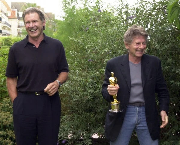 Roman Polański z Harrisonem Fordem i Oscarem z "Pianistę" - fot. arch. AFP