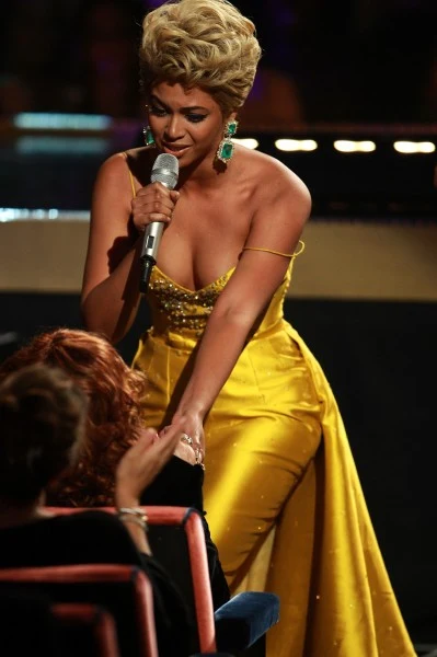 Etta James (siedzi) i Beyonce podczas koncertu, który 5 września odbył się w Nowym Jorku - fot. Stephen Lovekin