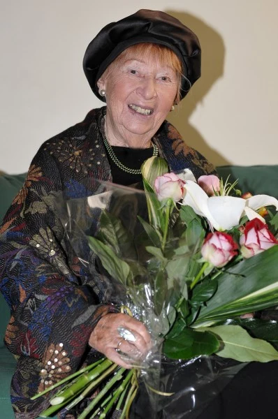 Irena Kwiatkowska z urodzinowym bukietem (2008)