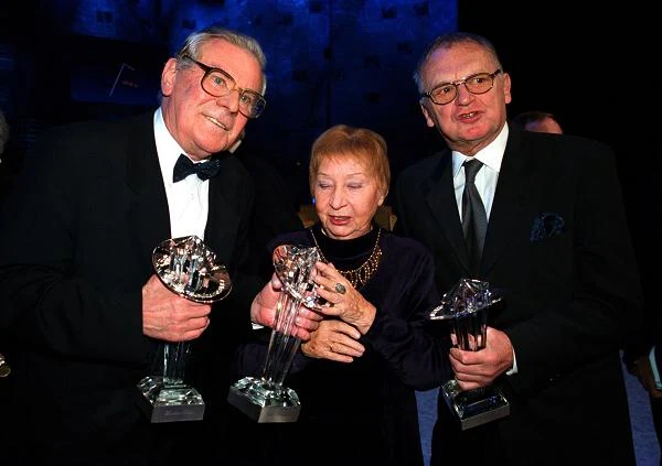 Z Wiesławem Gołasem i Jerzym Gruzą podczas gali jubileuszowej z okazji 50 lat TVP w Teatrze Wielkim w Warszawie w 2002 roku / fot. Radoslaw Nawrocki