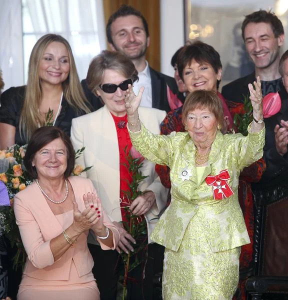 Uroczystość w domu artystów weteranów w Skolimowie z okazji urodzin artystki. Obok aktorki: Dorota Jarema, Maria Kaczyńska, Irena Santor, Halina Kunicka i Janusz Szrom / fot. Krzysztof Kuczyk
