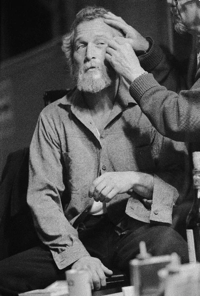 Podczas charakteryzacji do roli w filmie "Sędzia z Teksasu" (The Life and Times of Judge Roy Bean) w 1972 roku - fot. Terry O'Neill / Getty Images Podczas charakteryzacji do roli w filmie "Sędzia z Teksasu" (The Life and Times of Judge Roy Bean) w 1972 roku - fot. Terry O'Neill / Getty Images