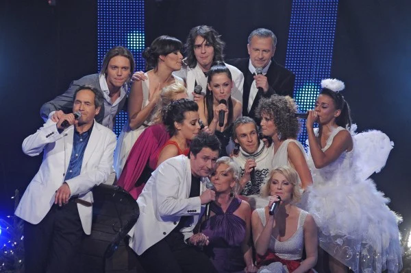 Na poczatek programu wszyscy uczestnicy czwartej edycji show zaśpiewali utwór Skaldów "Z kopyta kulig rwie". fot.A.Szilagyi