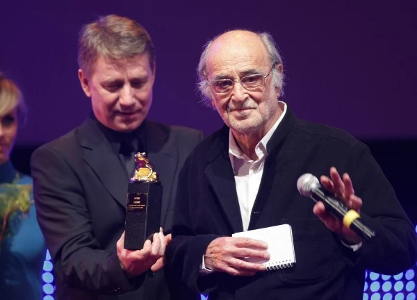 Słynny francuski operator Pierre Lhomme odbiera specjalną Złotą Żabę za całokształt twórczości z rąk dyrektora festiwalu, Marka Żydowicza. fot.G.Michałowski