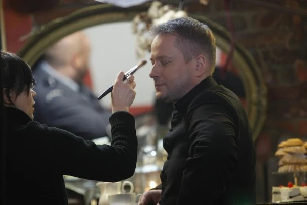 Artur Żmijewski - szybka poprawa makijażu fot.M.Baranowski