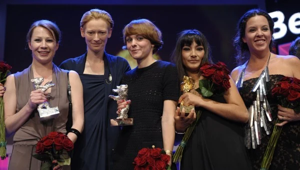 Laureaci Berlinale 2009 na scenie z przewodniczącą jury - Tildą Swinton Laureaci Berlinale 2009 na scenie z przewodniczącą jury - Tildą Swinton