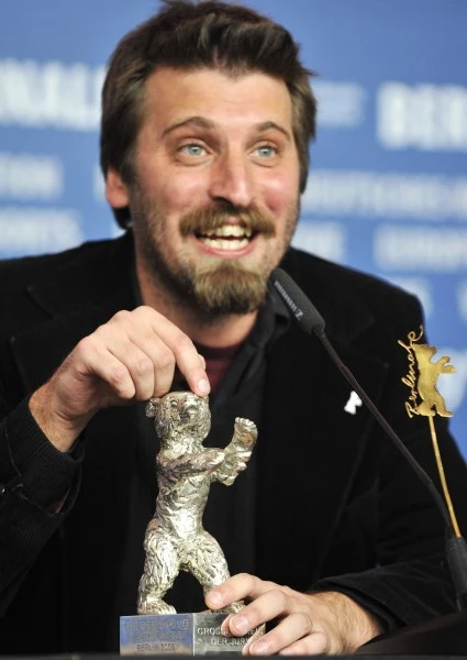 Reżyser Adrien Biniez ("Gigante") ze Srebrnym Niedźwiedziem (Nagroda Specjalna Jury) Reżyser Adrien Biniez ("Gigante") ze Srebrnym Niedźwiedziem (Nagroda Specjalna Jury)