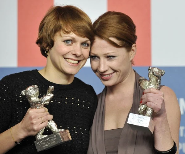 Reżyserka filmu "Alle Anderen" Maren Ade (L) i odtwórczyni głównej roli Birgit Minichmayr (P) ze Srebrnymi Niedźwiedziami Reżyserka filmu "Alle Anderen" Maren Ade (L) i odtwórczyni głównej roli Birgit Minichmayr (P) ze Srebrnymi Niedźwiedziami