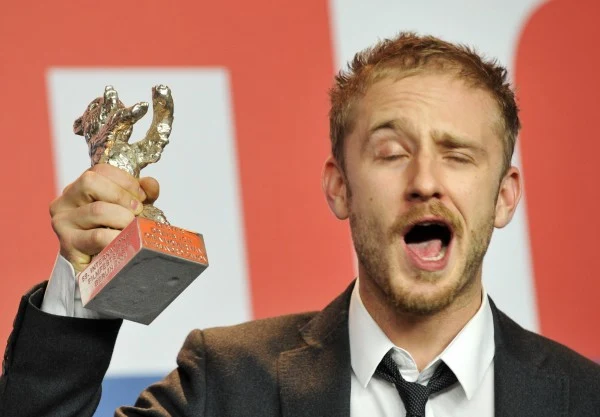 Aktor Ben Foster w imieniu Orena Movermana i Alessandro Camona ("The Messenger") odebrał Srebrnego Niedźwiedzia za najlepszy scenariusz Aktor Ben Foster w imieniu Orena Movermana i Alessandro Camona ("The Messenger") odebrał Srebrnego Niedźwiedzia za najlepszy scenariusz