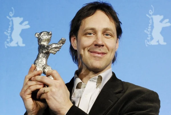 Gábor Erdély za dźwięk do filmu "Katalin Varga" otrzymał Srebrnego Niedźwiedzia za "artystyczny wkład" Gábor Erdély za dźwięk do filmu "Katalin Varga" otrzymał Srebrnego Niedźwiedzia za "artystyczny wkład"