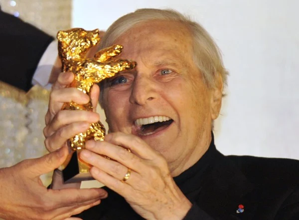 Maurice Jarre odebrał w tym roku na festiwalu w Berlinie stutuetkę Złotego Niedźwiedzia za całokształt twórczości