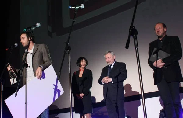 Reżyser "La Nana" Sebastian Silva, dyrektor PISF - Agnieszka Odorowicz, prezydent Krakowa Jacek Majchrowski i szef jury - Zbigniew Preisner na scenie kina Kijów