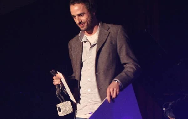 Reżyser filmu "La Nana" Sebastian Silva ze statuetką CineWoman  i czekiem na milion złotych