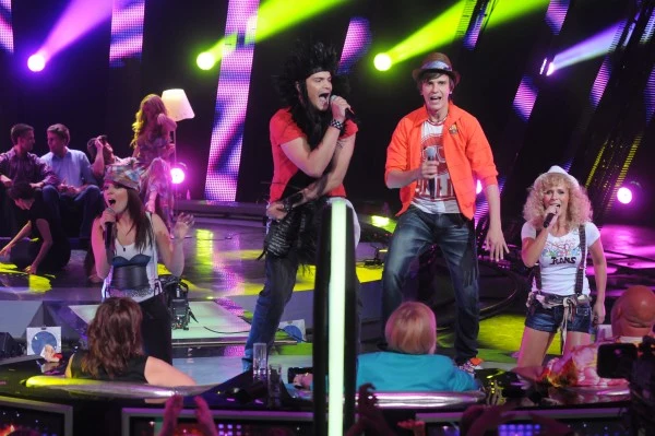 Ekipa serialu "Pierwsza miłości" energetycznie wykonała czołówkę kultowego serialu "Przyjaciele"