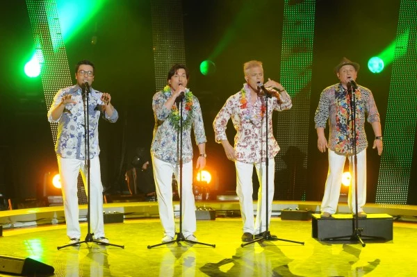 Kwartet złożony z Roberta Kudelskiego, Krzysztofa Hanke, Dariusza Jakubowskiego i Dariusza Kordka, wykonał utwór "Bananowy song"