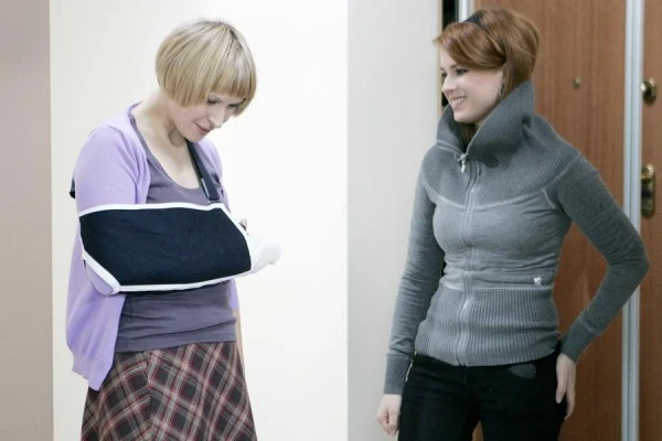 Siostry Agnieszka (Paulina Holtz) i Ola (Kaja Paschalska )Lubicz