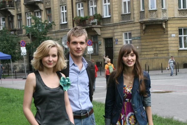 Główni bohaterowie serialu (od lewej): małżonkowie Aleksandra (Marieta Żukowska) i Michał (Tomasz Ciachorowski) oraz Majka (Joanna Osyda).