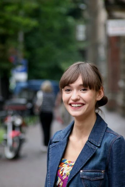 Serialowa Majka Olkowicz jest 20-letnią studentką fotografii na krakowskiej Akademii Sztuk Pięknych.