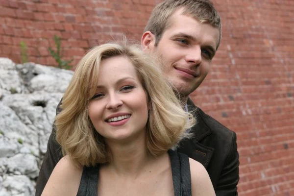 Aleksandra (Marieta Żukowska) jest miłośniczką... samochodów, Michał (Tomasz Ciachorowski) jest architektem.