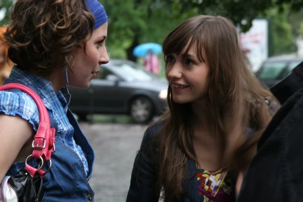 Już na samym początku Majka (Joanna Osyda) zwierzy się Lilce (Magdalena Grąziowska), że jest w ciąży.