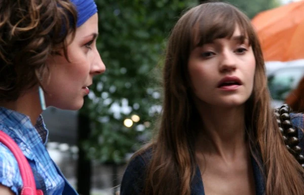 Majka Olkowicz (Joanna Osyda - P) ze swą najlepszą przyjaciółką Lilką (Magdalena Grąziowska - L) .