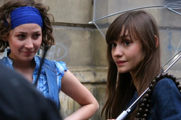 Majka Olkowicz (Joanna Osyda - P) ze swą najlepszą przyjaciółką Lilką (Magdalena Grąziowska - L) .