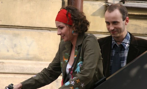 Magdalena Grąziowska (Lilka) z wujkiem Majki - Piotrem (Jakub Bohosiewicz).