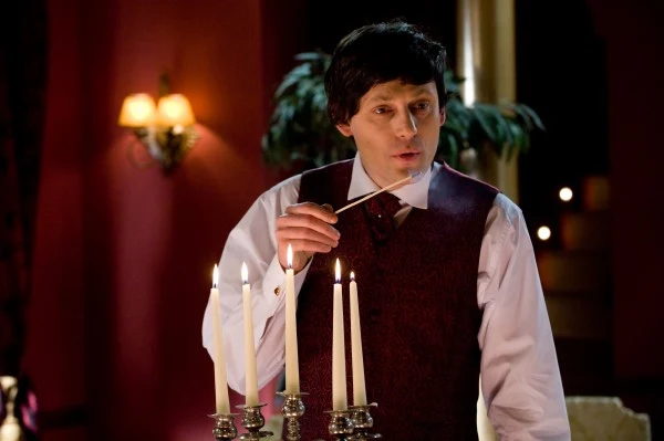 Rik (Maciej Wierzbicki)<br>Kelner w eleganckiej restauracji. Jest sierotą, jego matka zmarła dwadzieścia lat temu. Ma doktorat z filozofii i magistra z tańców afrykańskich - fot. Radosław Orzeł